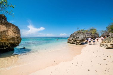 Endonezya 'daki Padang Padang plajında okyanus 
