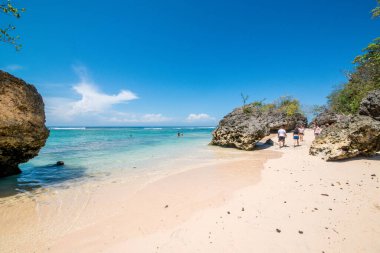 Endonezya 'daki Padang Padang plajında okyanus 