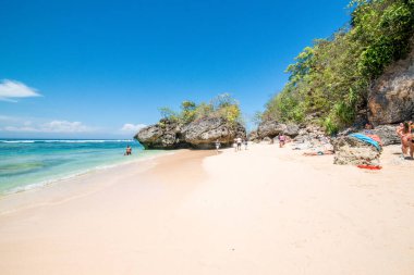 Endonezya 'daki Padang Padang plajında okyanus 