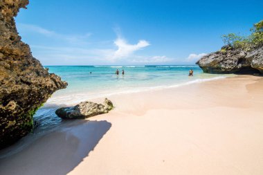 Endonezya 'daki Padang Padang plajında okyanus 