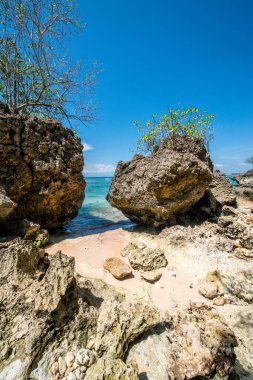 Endonezya 'daki Padang Padang plajında okyanus 