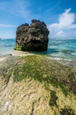 Endonezya 'daki Padang Padang plajında okyanus 
