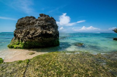 Endonezya 'daki Padang Padang plajında okyanus 
