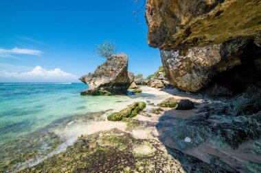 Endonezya 'daki Padang Padang plajında okyanus 