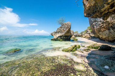 Endonezya 'daki Padang Padang plajında okyanus 