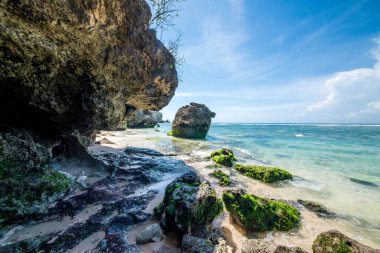 Endonezya 'daki Padang Padang plajında okyanus 