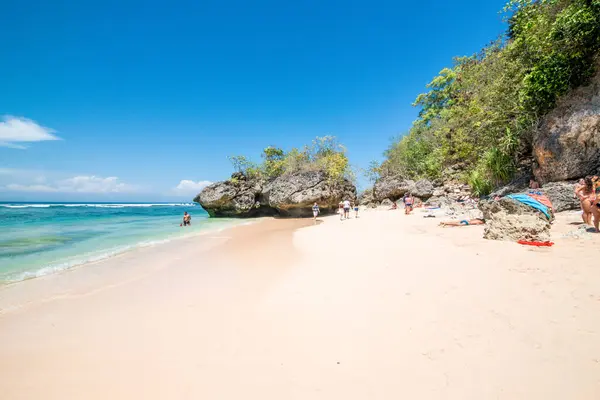 Endonezya 'daki Padang Padang plajında okyanus 