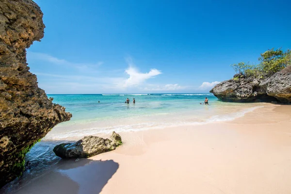 Endonezya 'daki Padang Padang plajında okyanus 