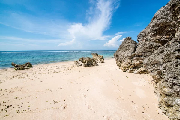 Padang Padang Plajı, Endonezya