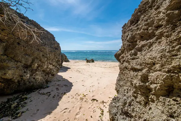 Padang Padang Plajı, Endonezya