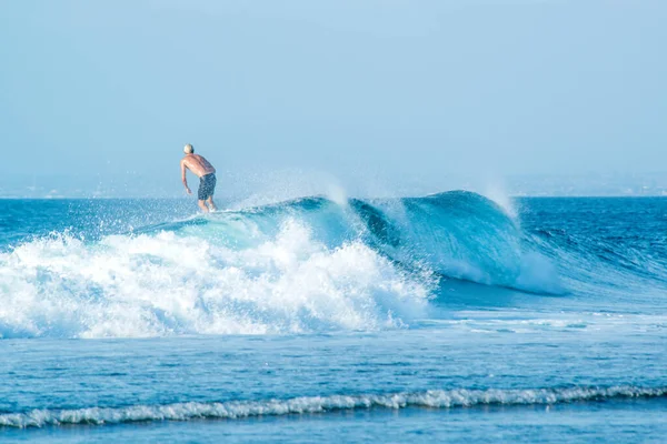 Endonezya Daki Uluwatu Sahili Yakınlarında Okyanusta Sörf Yapan Bir Adamın — Stok fotoğraf
