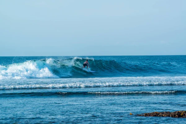 Vista Lejana Del Hombre Surfeando Océano Cerca Playa Uluwatu Indonesia —  Fotos de Stock