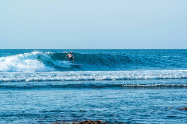 Daleki Widok Człowieka Surfującego Oceanie Pobliżu Plaży Uluwatu Indonezja — Zdjęcie stockowe