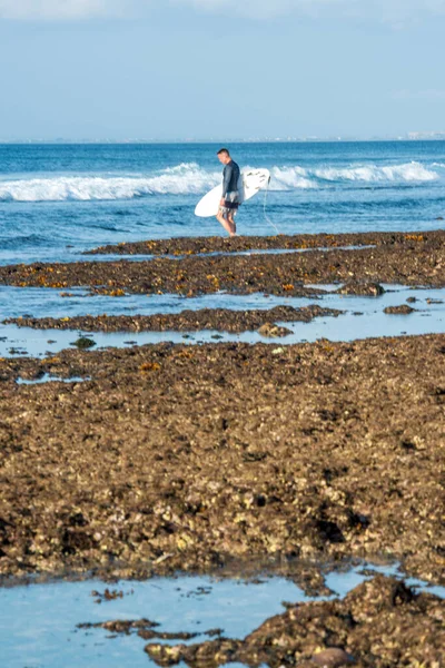 Vue Lointaine Homme Surfant Dans Océan Près Plage Uluwatu Indonésie — Photo