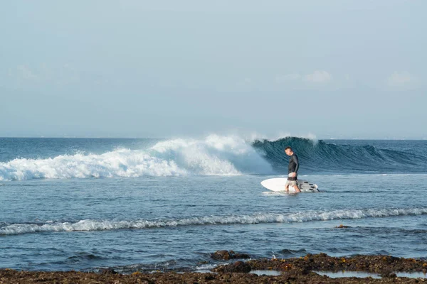 Daleki Widok Człowieka Surfującego Oceanie Pobliżu Plaży Uluwatu Indonezja — Zdjęcie stockowe