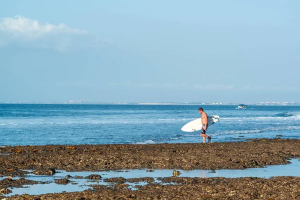 印度尼西亚Uluwatu海滩附近的海洋远眺人类冲浪 — 图库照片