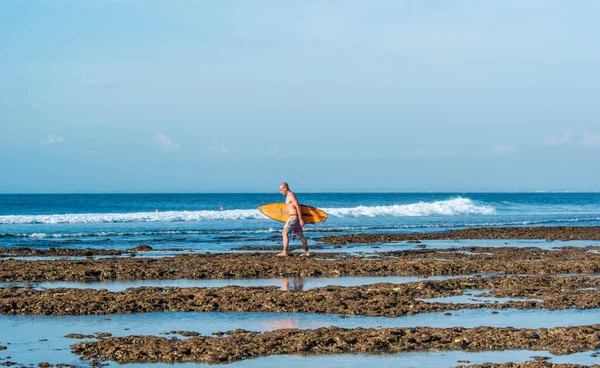 印度尼西亚Uluwatu海滩附近的海洋远眺人类冲浪 — 图库照片