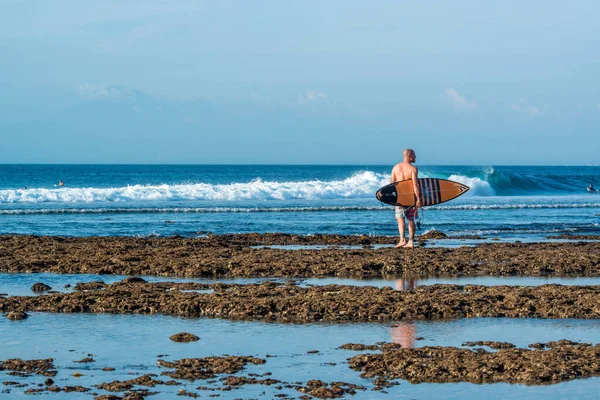 Дистанционный Вид Человека Занимающегося Серфингом Океане Вблизи Пляжа Улувату Индонезия — стоковое фото