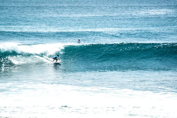 Vista Distância Homem Surfando Oceano Perto Praia Uluwatu Indonésia — Fotografia de Stock