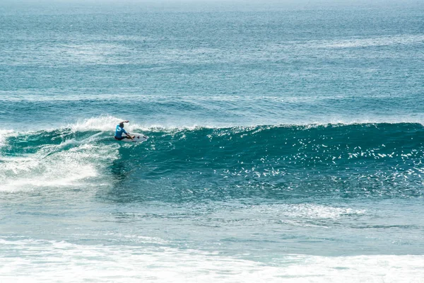 Vista Distância Homem Surfando Oceano Perto Praia Uluwatu Indonésia — Fotografia de Stock