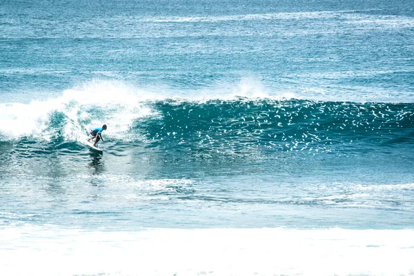 Vista Distância Homem Surfando Oceano Perto Praia Uluwatu Indonésia — Fotografia de Stock