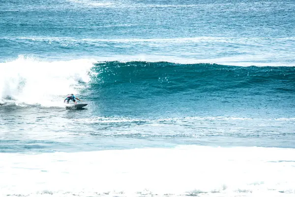 Vista Distância Homem Surfando Oceano Perto Praia Uluwatu Indonésia — Fotografia de Stock