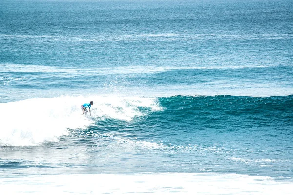 Дистанционный Вид Человека Занимающегося Серфингом Океане Вблизи Пляжа Улувату Индонезия — стоковое фото