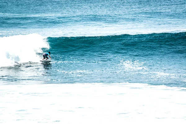 Vista Lejana Del Hombre Surfeando Océano Cerca Playa Uluwatu Indonesia — Foto de Stock