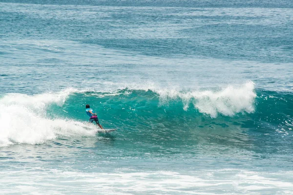 Vista Distância Homem Surfando Oceano Perto Praia Uluwatu Indonésia — Fotografia de Stock