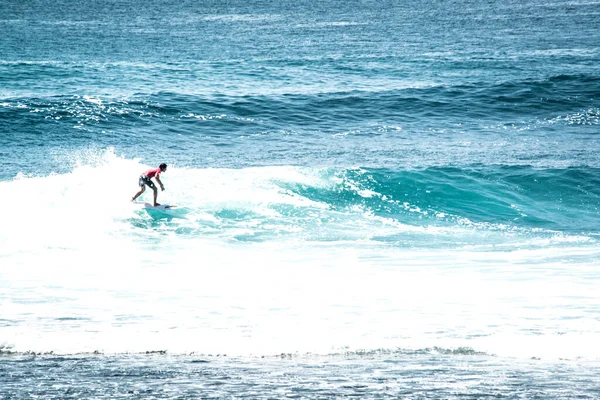 Vista Distância Homem Surfando Oceano Perto Praia Uluwatu Indonésia — Fotografia de Stock