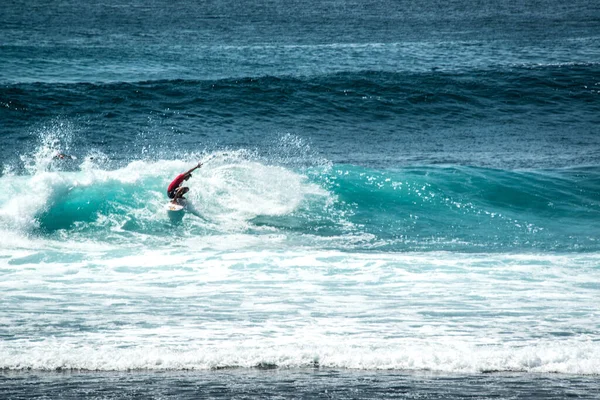 Vista Distância Homem Surfando Oceano Perto Praia Uluwatu Indonésia — Fotografia de Stock