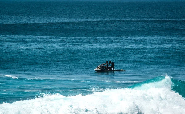 Vista Lejana Del Hombre Surfeando Océano Cerca Playa Uluwatu Indonesia — Foto de Stock