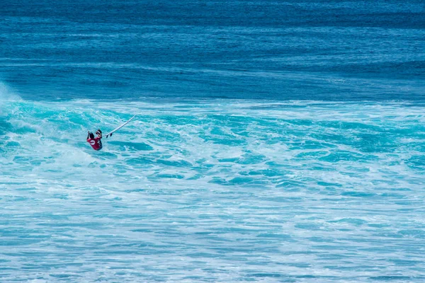 Απομακρυσμένη Θέα Του Ανθρώπου Surfing Στον Ωκεανό Κοντά Στην Παραλία — Φωτογραφία Αρχείου