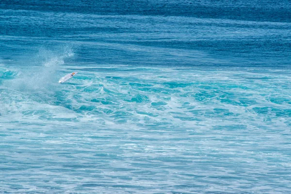 Vzdálený Pohled Člověka Surfování Oceánu Blízkosti Pláže Uluwatu Indonésie — Stock fotografie