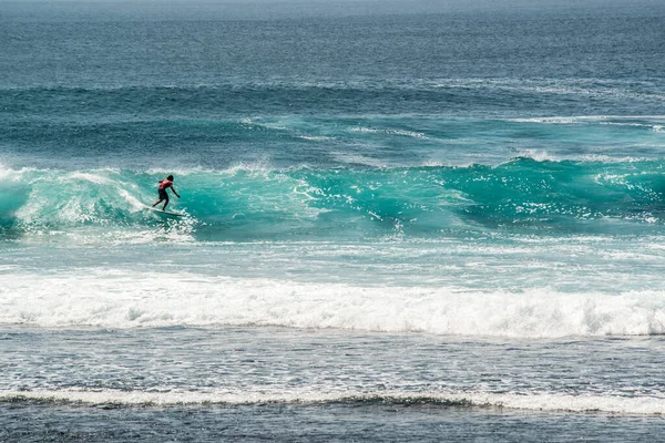 Vista Distância Homem Surfando Oceano Perto Praia Uluwatu Indonésia — Fotografia de Stock