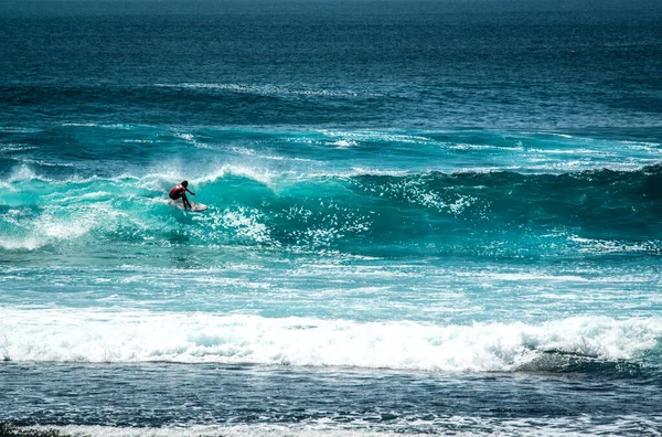 Endonezya Daki Uluwatu Sahili Yakınlarında Okyanusta Sörf Yapan Bir Adamın — Stok fotoğraf