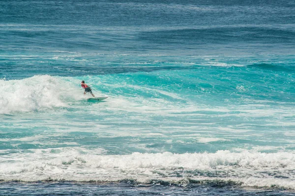 Afstandelijk Uitzicht Van Mens Surfen Oceaan Buurt Van Uluwatu Beach — Stockfoto
