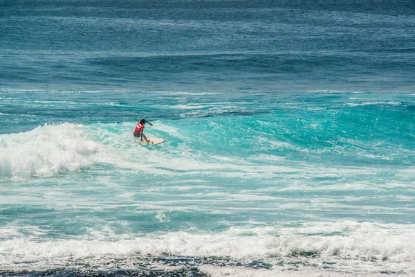 Vista Distância Homem Surfando Oceano Perto Praia Uluwatu Indonésia — Fotografia de Stock