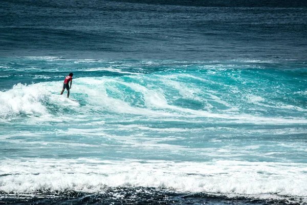 Endonezya Daki Uluwatu Sahili Yakınlarında Okyanusta Sörf Yapan Bir Adamın — Stok fotoğraf