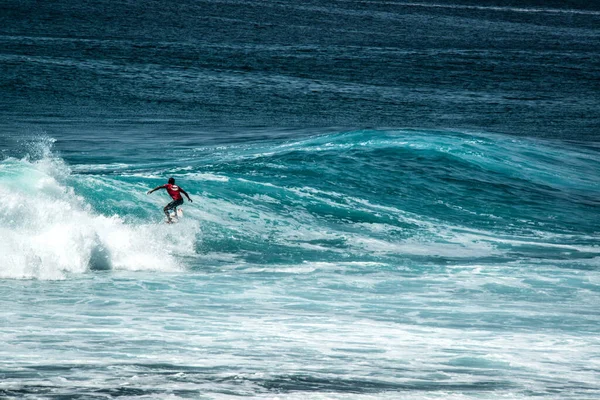 Απομακρυσμένη Θέα Του Ανθρώπου Surfing Στον Ωκεανό Κοντά Στην Παραλία — Φωτογραφία Αρχείου