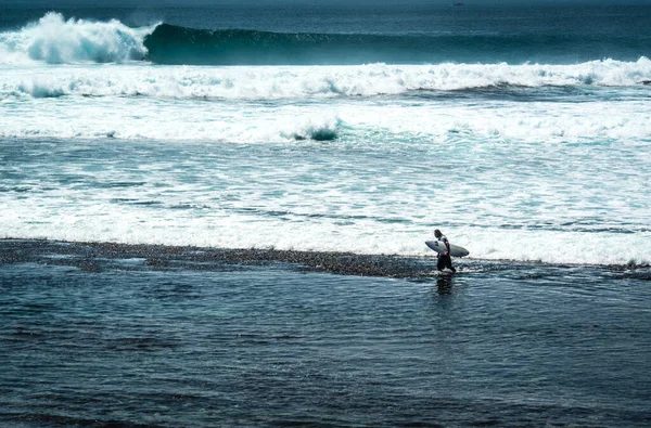 Vue Lointaine Homme Surfant Dans Océan Près Plage Uluwatu Indonésie — Photo