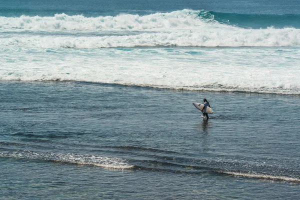 Vue Lointaine Homme Surfant Dans Océan Près Plage Uluwatu Indonésie — Photo