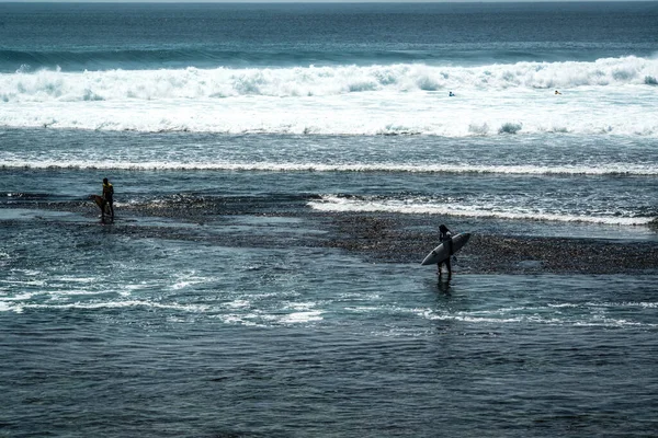 Далекий Вид Людини Серфінг Океані Біля Пляжу Улувату Індонезія — стокове фото