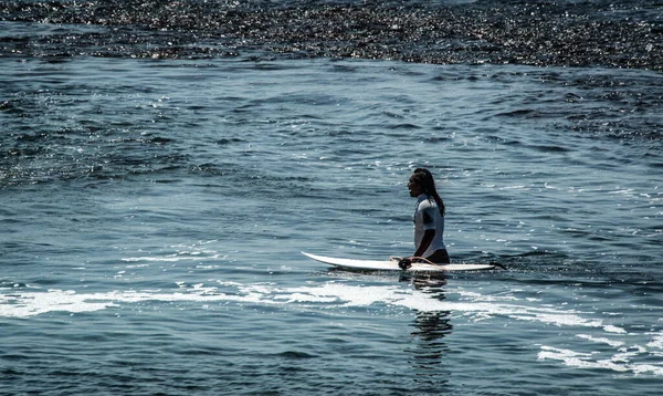 印度尼西亚Uluwatu海滩附近的海洋远眺人类冲浪 — 图库照片