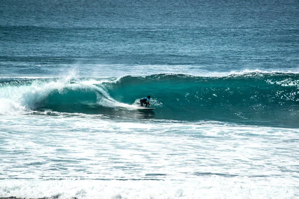 Vista Distância Homem Surfando Oceano Perto Praia Uluwatu Indonésia — Fotografia de Stock