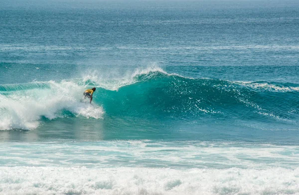 Vista Distância Homem Surfando Oceano Perto Praia Uluwatu Indonésia — Fotografia de Stock