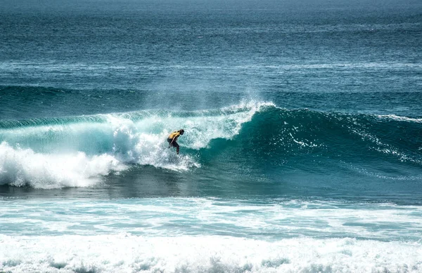 Vista Distância Homem Surfando Oceano Perto Praia Uluwatu Indonésia — Fotografia de Stock