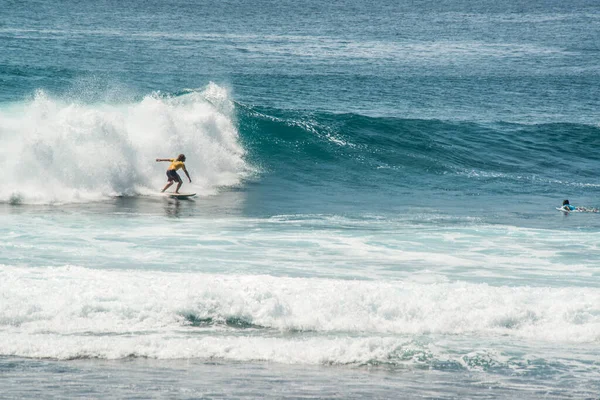 Vista Distância Homem Surfando Oceano Perto Praia Uluwatu Indonésia — Fotografia de Stock