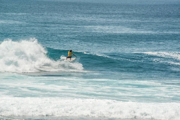 Vista Distância Homem Surfando Oceano Perto Praia Uluwatu Indonésia — Fotografia de Stock