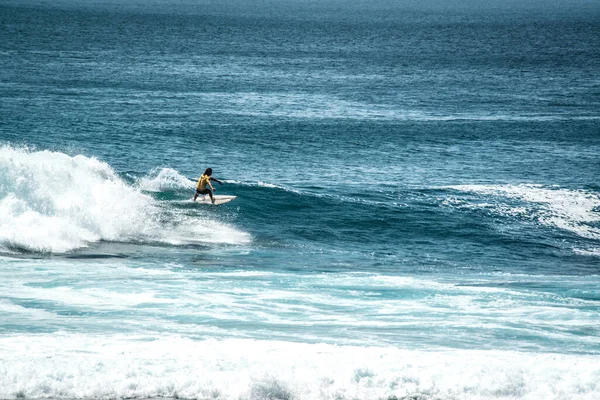 Vista Lejana Del Hombre Surfeando Océano Cerca Playa Uluwatu Indonesia —  Fotos de Stock